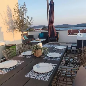 penthouse-aurelia-rooftop-terrace-jacuzzi.hotelinzadar.com/